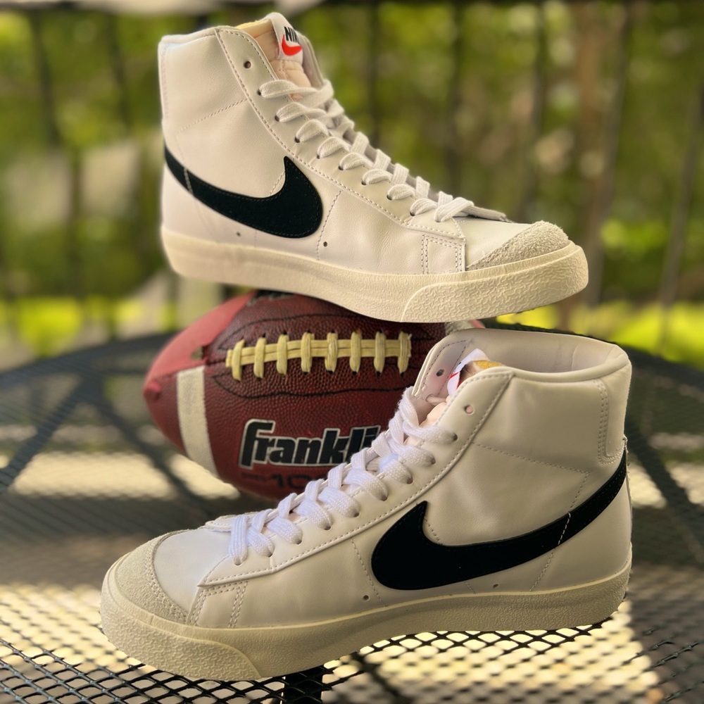 Nike W Blazer Mid ‘77 Women: 9 Men: 7.5 Body: White Swoosh: Suede Black